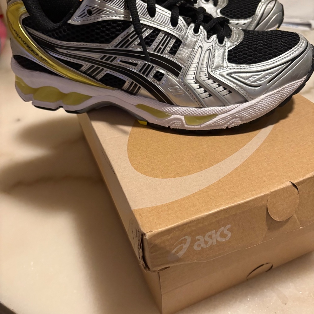 ASICS - Picture 2 of 3